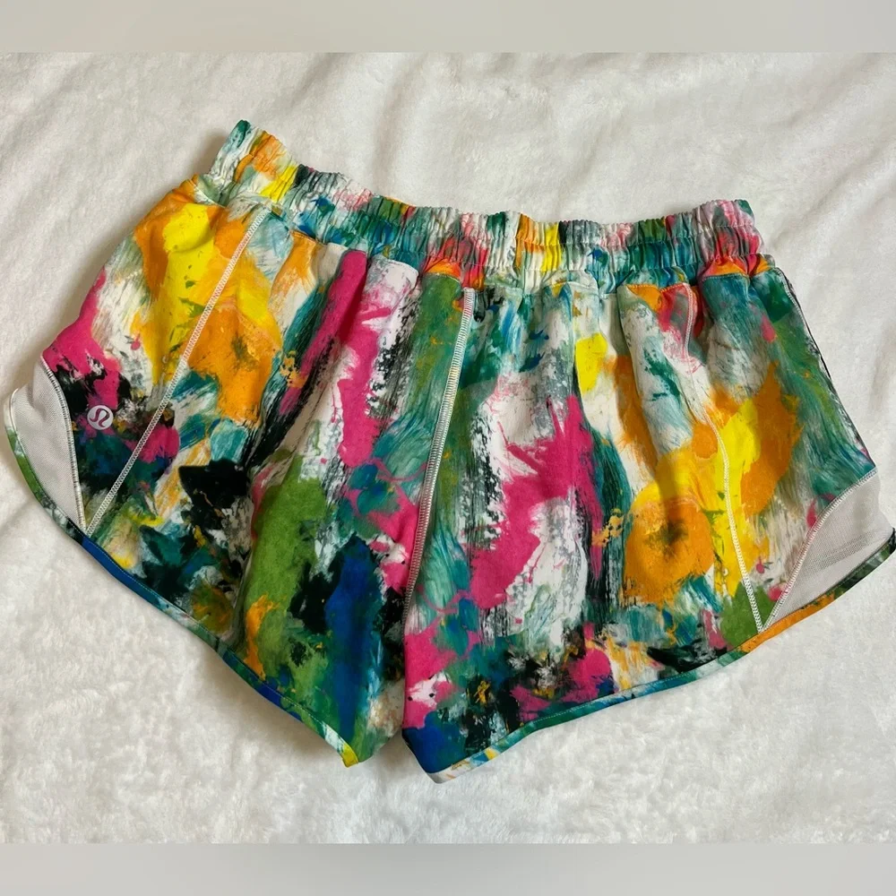 Lululemon Hotty Hot Low Rise Lined Shorts 2.5" No Limits White Multi White Sz 8 - Picture 1 of 4